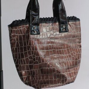 Women's Vintage Brown Crocodile Design Purse – Bold, Textured, Timeless